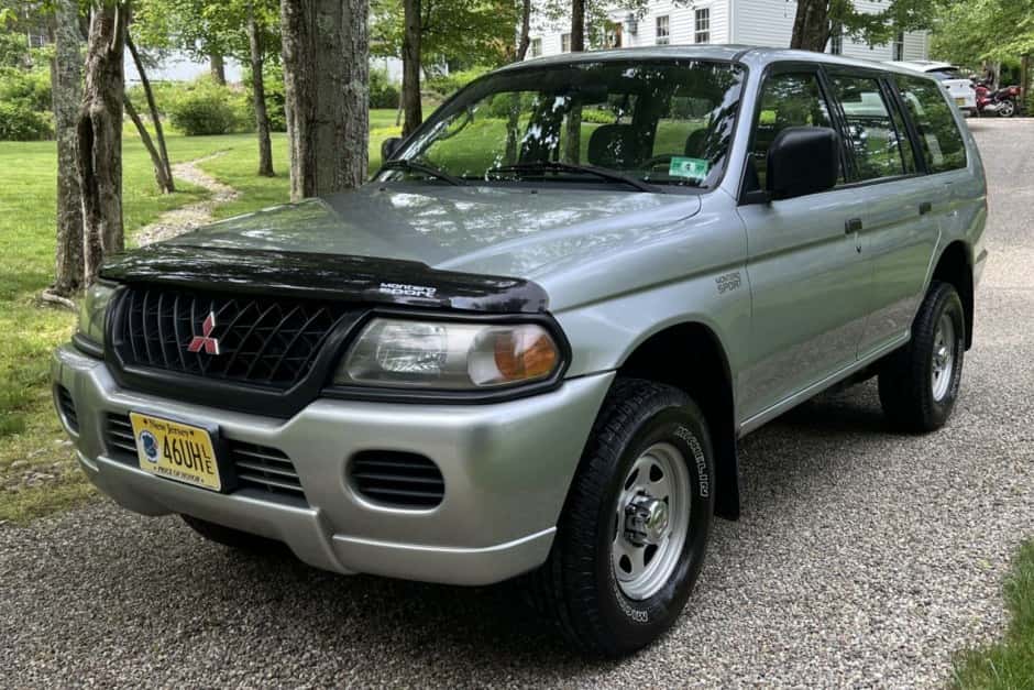 2001 Mitsubishi Pajero & Montero sold for $3,100