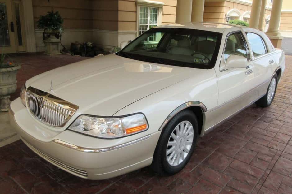 2005 Lincoln Town Car sold for $12,500