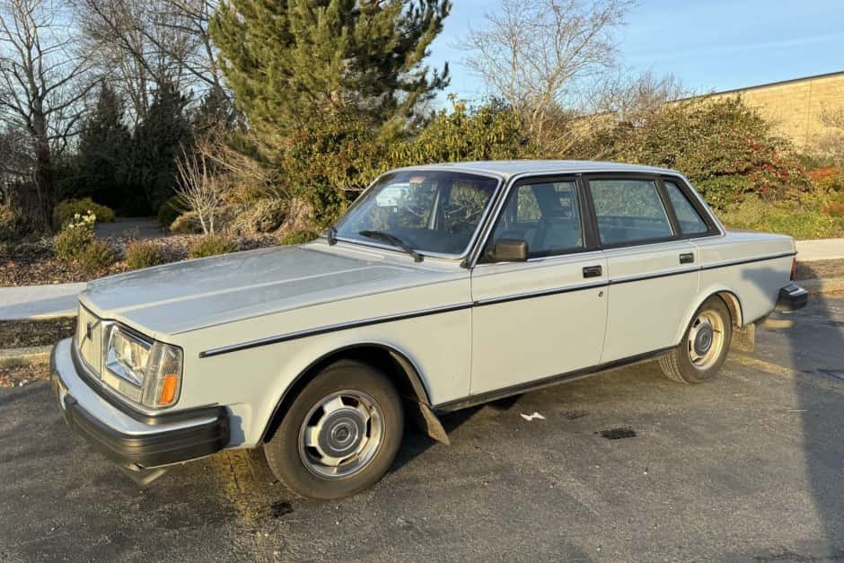 1985 Volvo 240 sold for $6,210