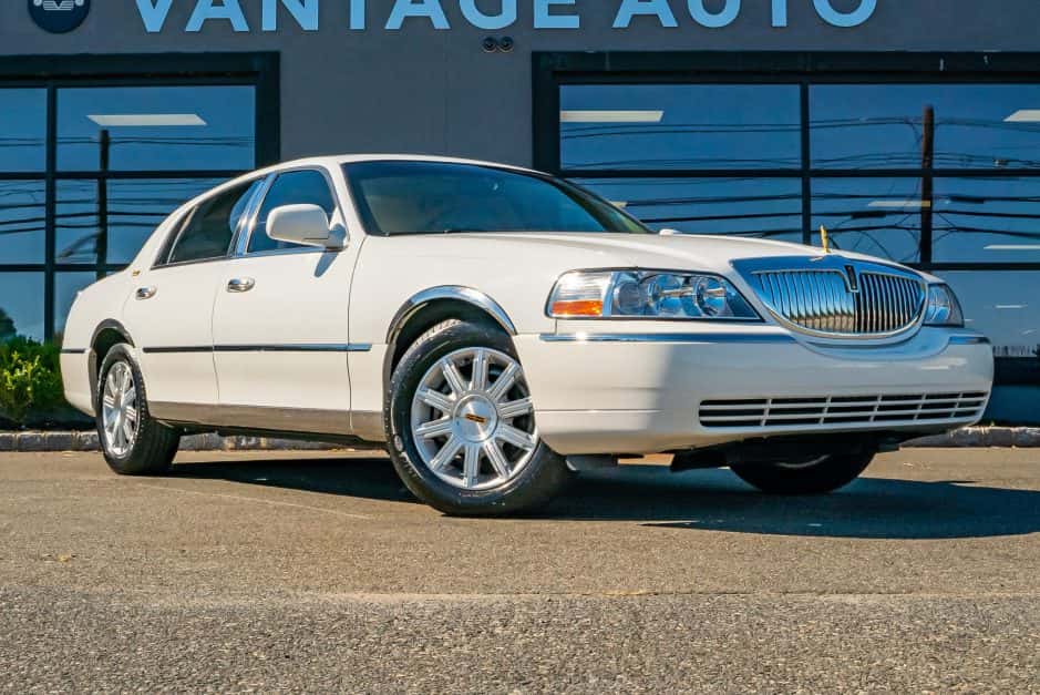 2007 Lincoln Town Car sold for $18,250