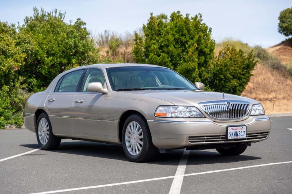 2004 Lincoln Town Car sold for $18,750