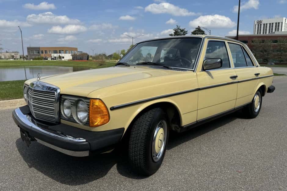 1979 Mercedes-Benz W123 sold for $12,000