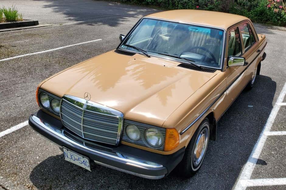 1977 Mercedes-Benz W123 sold for $5,200
