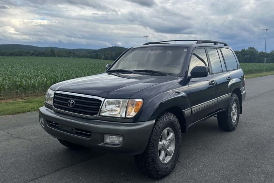 2000 Toyota Land Cruiser 100-Series sold for $16,001