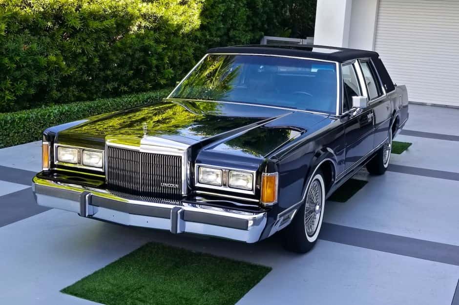 1989 Lincoln Town Car sold for $32,250