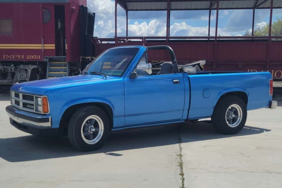 1990 Dodge Dakota (1987-1996) sold for $8,200