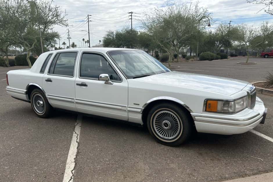 1991 Lincoln Town Car sold for $5,600