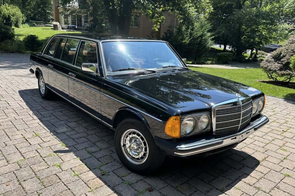 1985 Mercedes-Benz W123 sold for $12,000