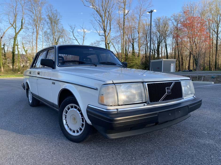 1990 Volvo 240 sold for $5,100