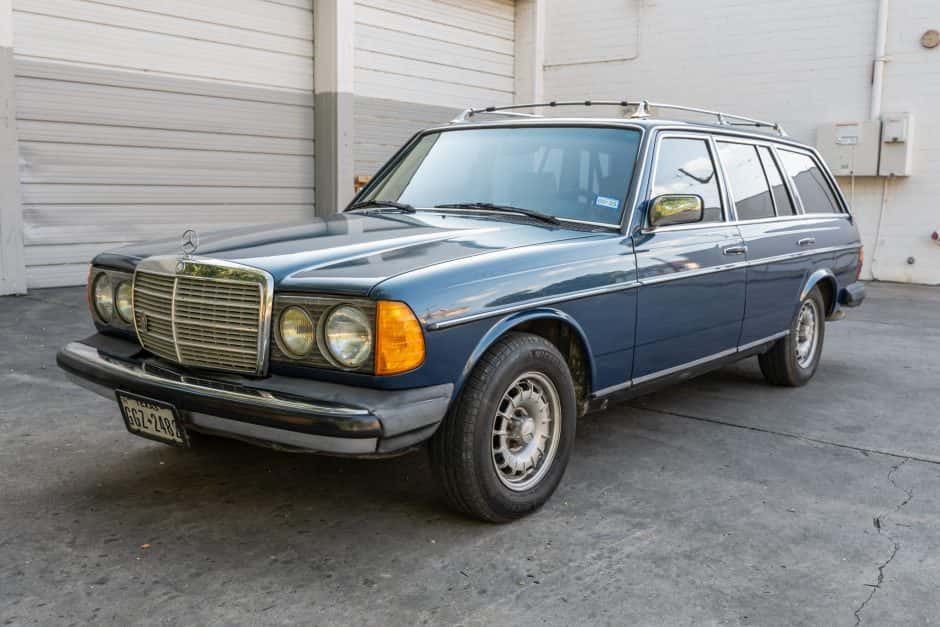 1985 Mercedes-Benz W123 sold for $12,000