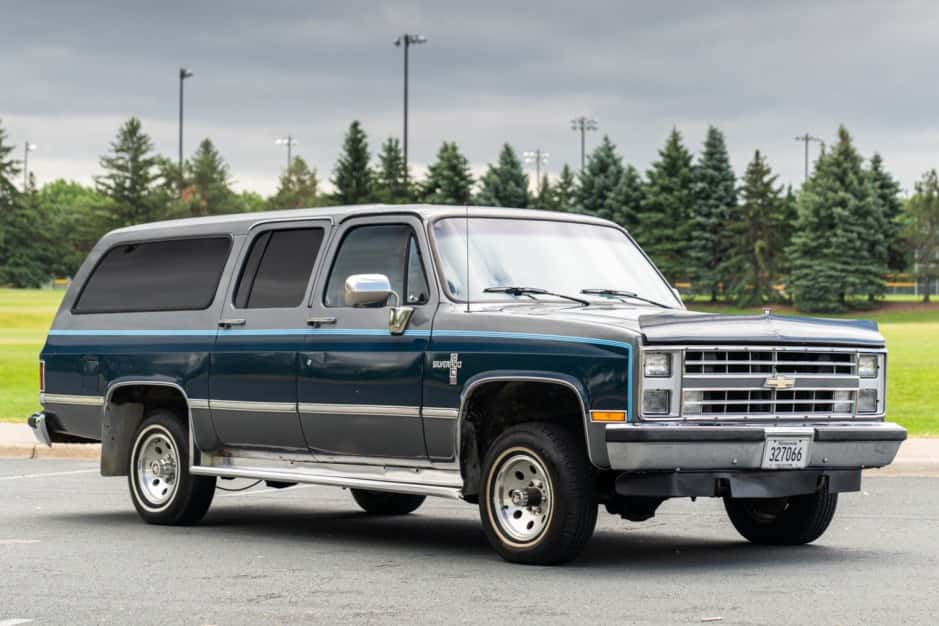 1988 Chevrolet Suburban (1973-1991) sold for $7,450