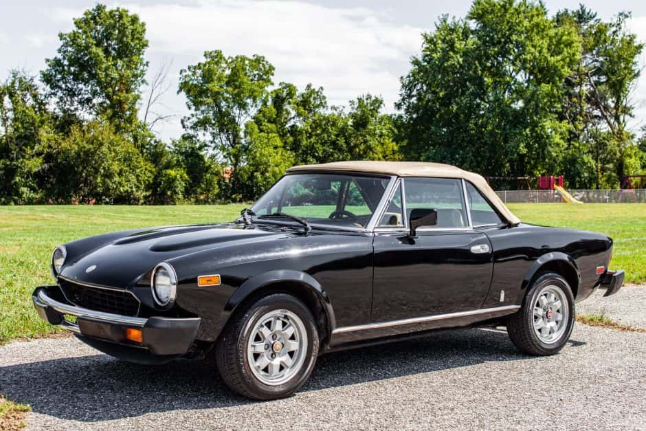 1982 Fiat 124 Spider (1966-1985) sold for $7,750