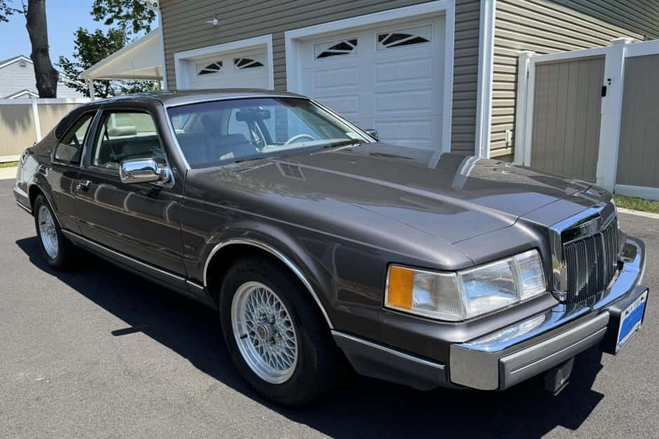 1992 Lincoln Continental Mark VII & Mark VII sold for $25,250
