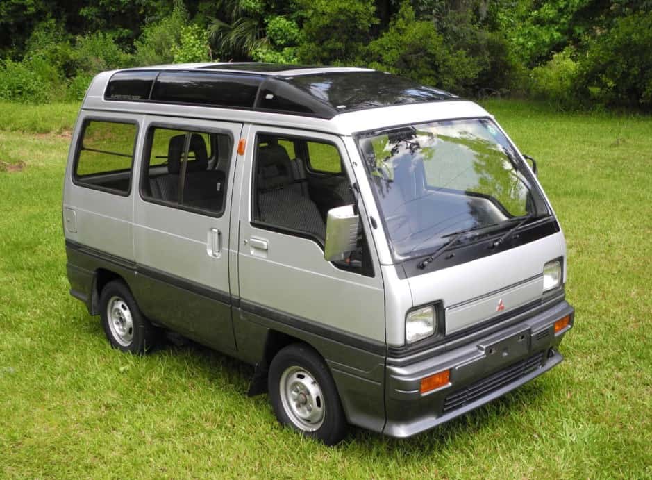 1990 Mitsubishi Minicab sold for $10,100
