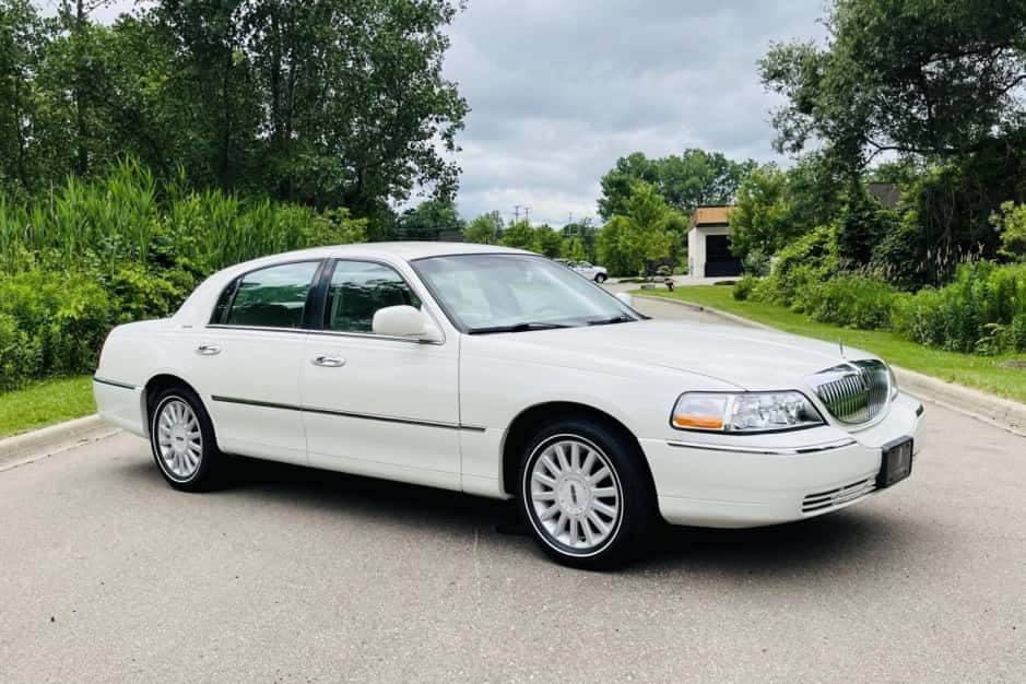 2005 Lincoln Town Car sold for $16,750