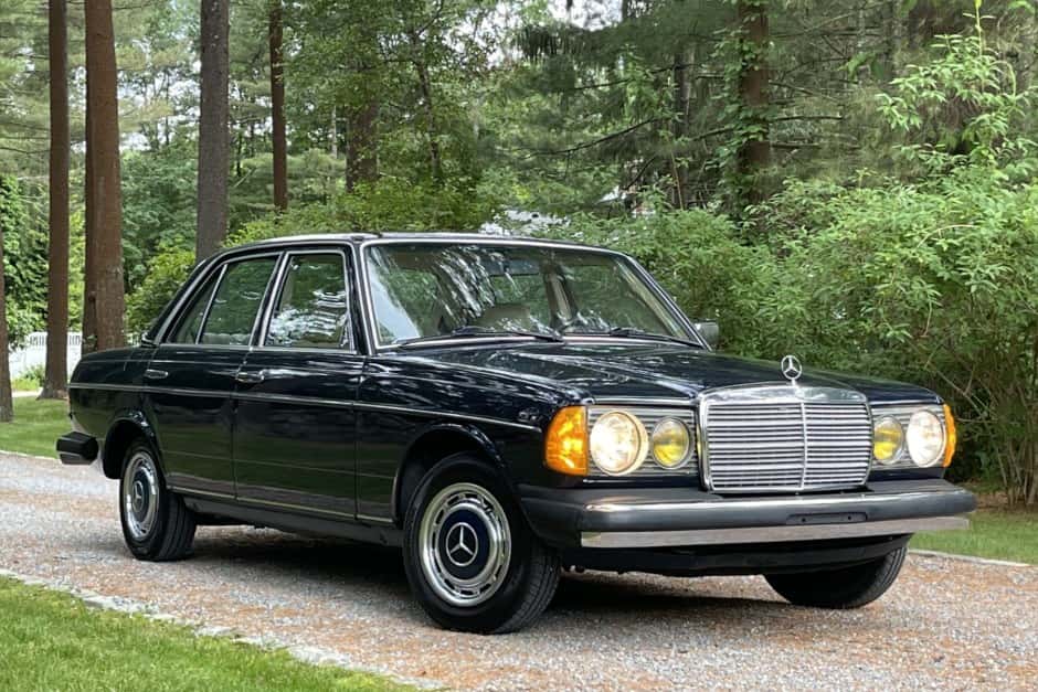 1982 Mercedes-Benz W123 sold for $16,250