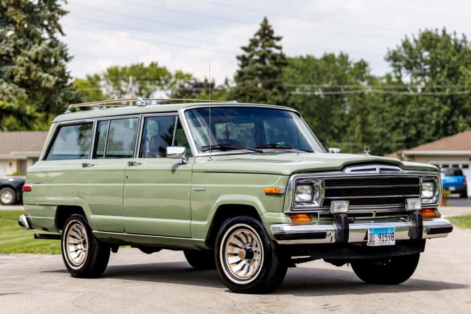 1986 Jeep SJ Grand Wagoneer sold for $9,101