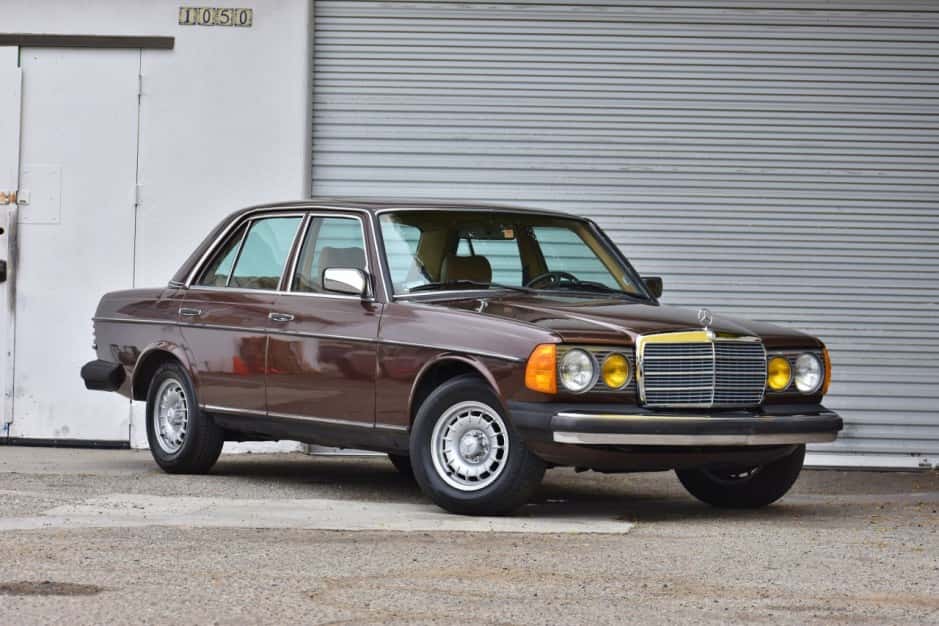 1983 Mercedes-Benz W123 sold for $8,200
