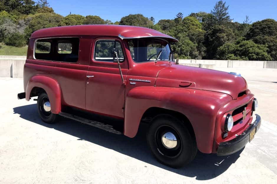 1953 International Harvester Travelall sold for $13,053