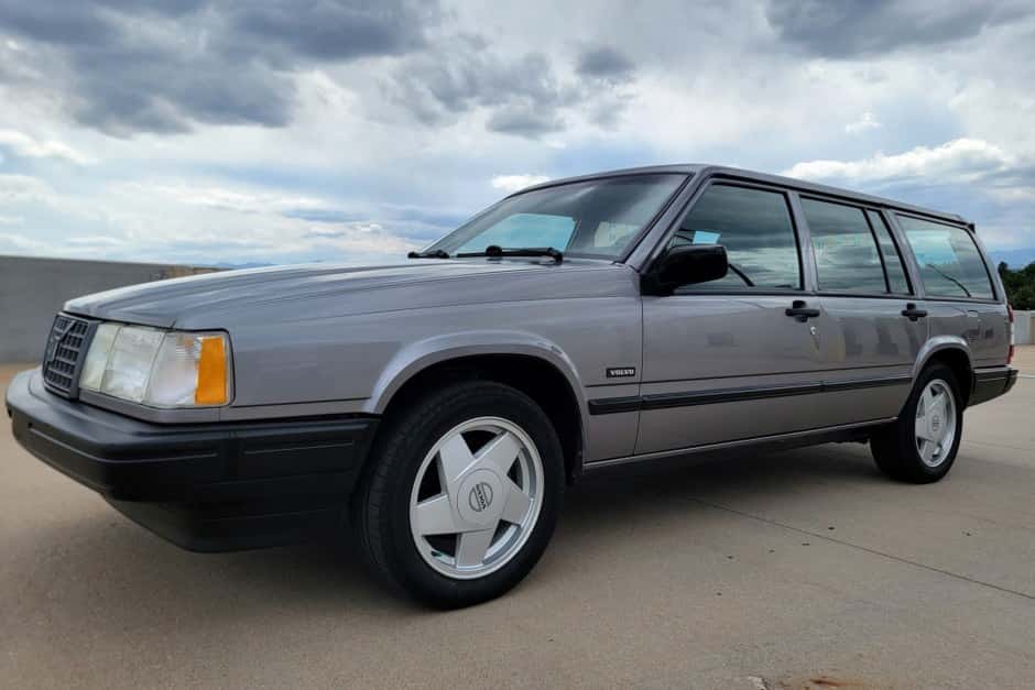 1993 Volvo 900-Series sold for $10,250