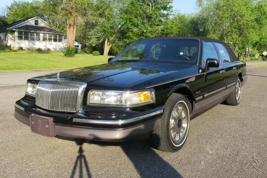 1997 Lincoln Town Car sold for $8,200
