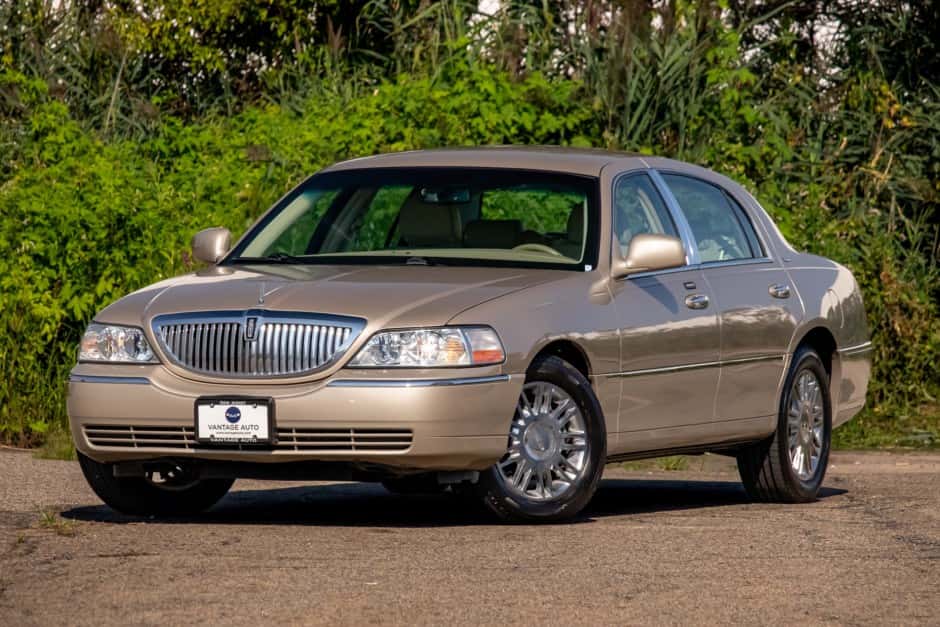 2006 Lincoln Town Car sold for $11,500