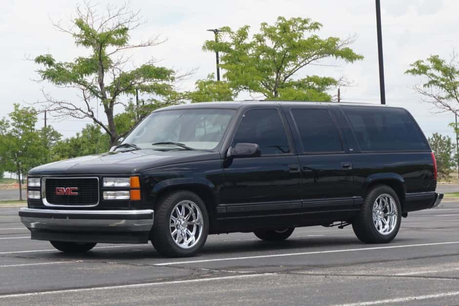 1997 GMC Suburban (GMT400 1992-1999) sold for $9,000