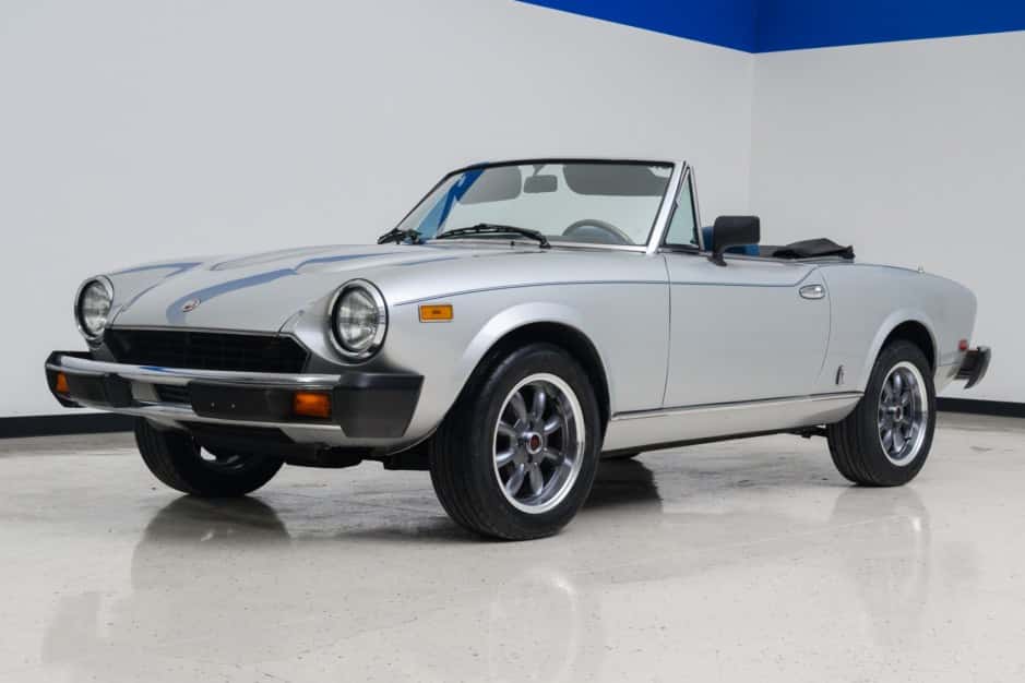1981 Fiat 124 Spider (1966-1985) sold for $15,500