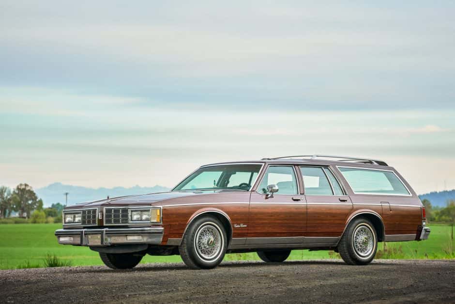 1983 Oldsmobile Custom Cruiser sold for $9,999