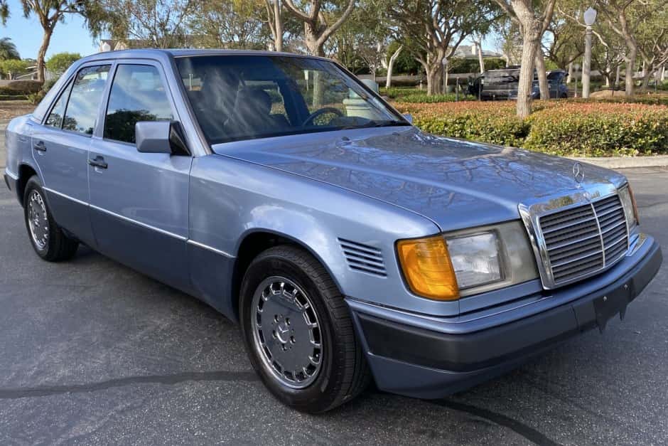 1992 Mercedes-Benz W124 E-Class sold for $9,999