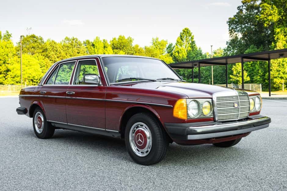 1983 Mercedes-Benz W123 sold for $14,000