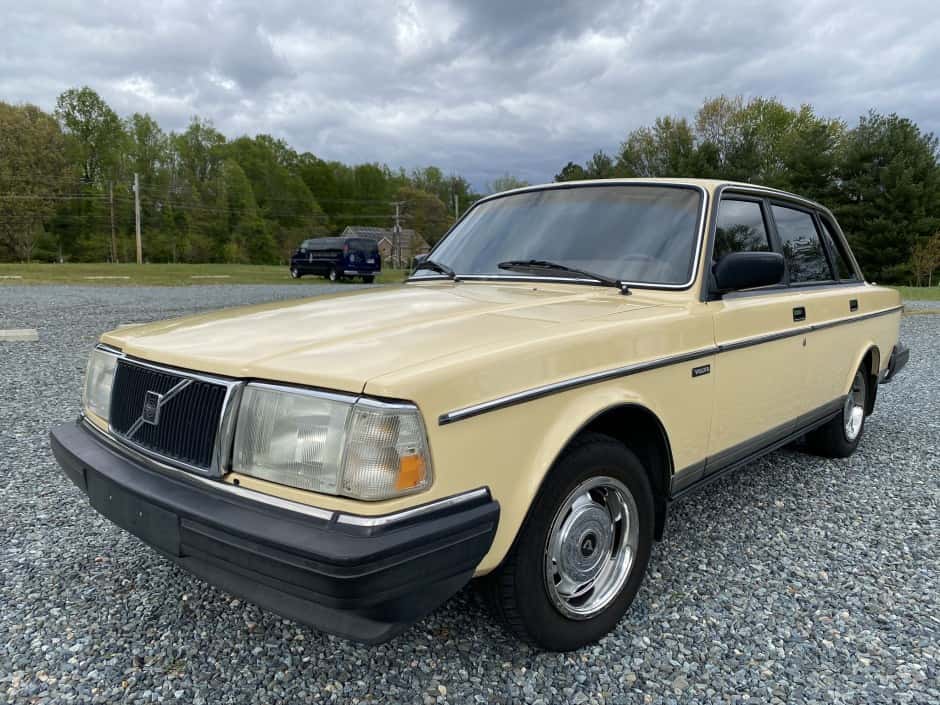1986 Volvo 240 sold for $9,100