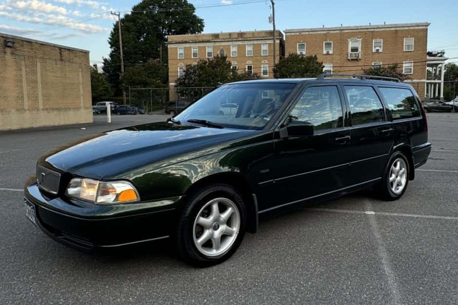 1998 Volvo V70 sold for $8,800