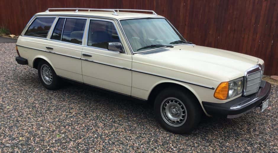 1981 Mercedes-Benz W123 sold for $9,250