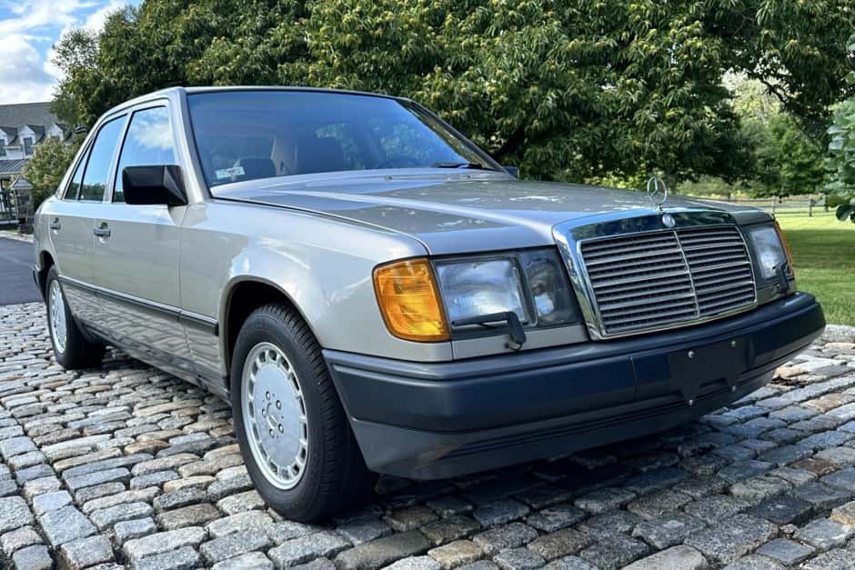 1987 Mercedes-Benz W124 E-Class sold for $14,000