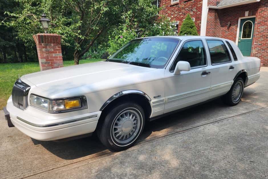1996 Lincoln Town Car sold for $9,996