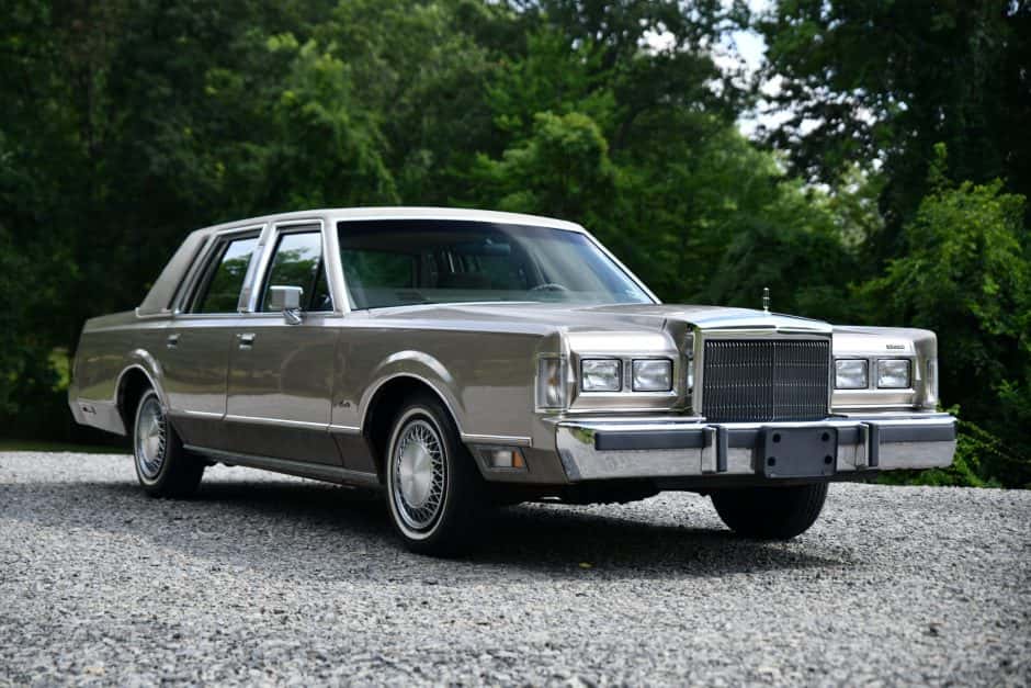 1988 Lincoln Town Car sold for $6,366