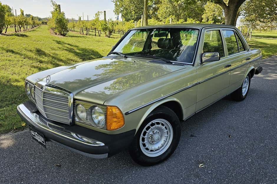 1980 Mercedes-Benz W123 sold for $15,250
