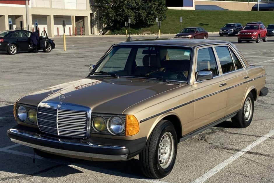 1985 Mercedes-Benz W123 sold for $4,900