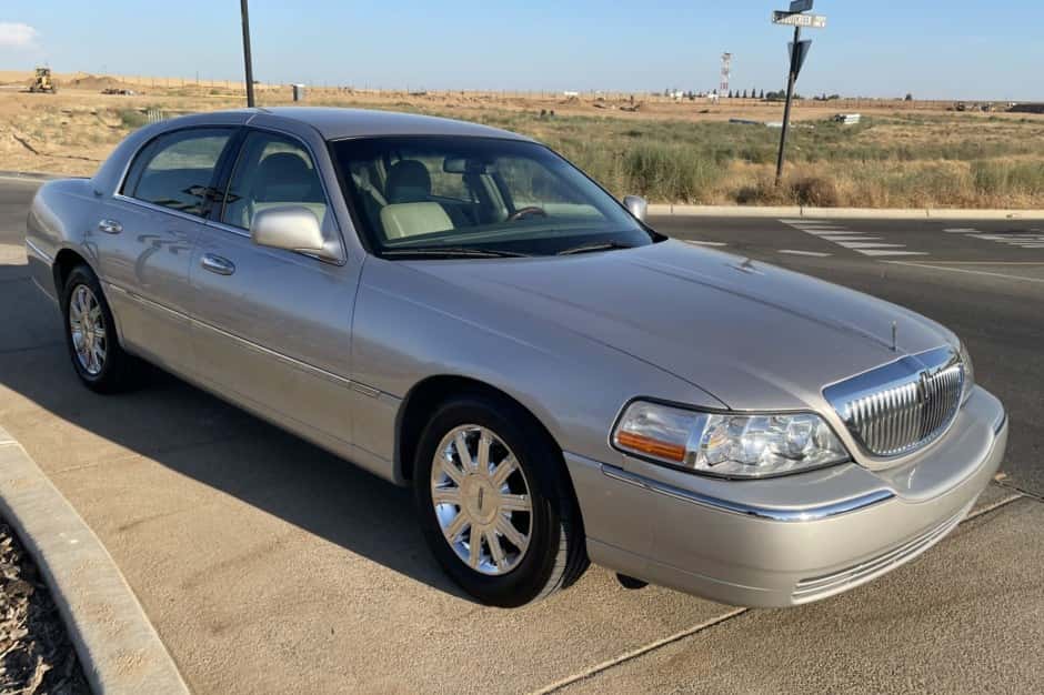 2009 Lincoln Town Car sold for $10,250