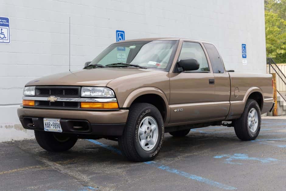 2002 Chevrolet S-10 (1994-2004) sold for $15,500
