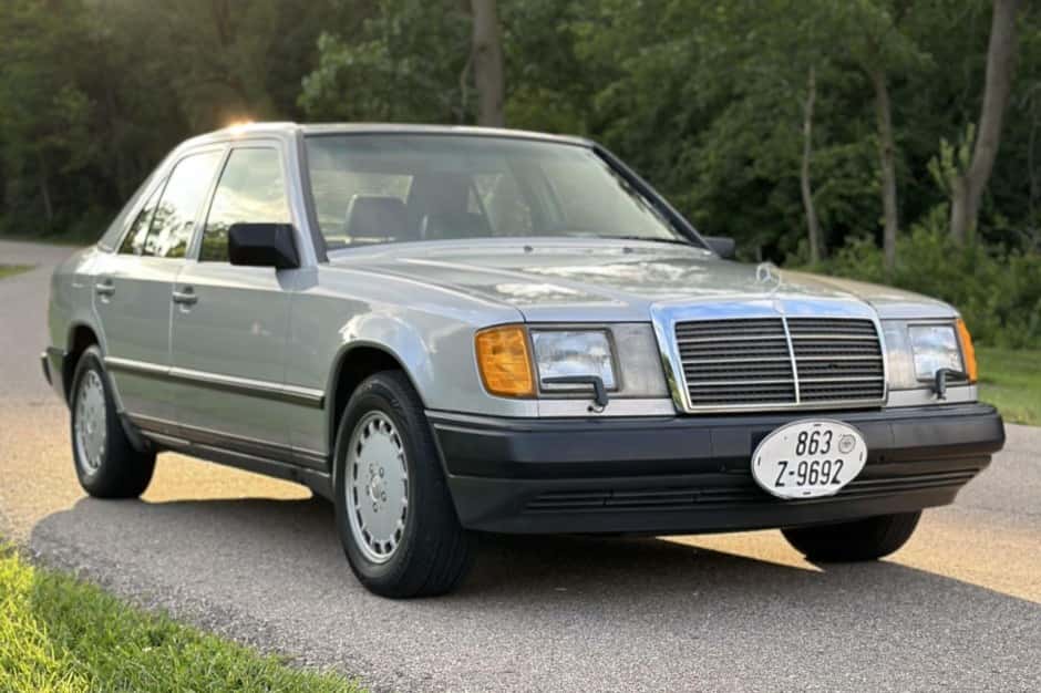 1988 Mercedes-Benz W124 E-Class sold for $6,800