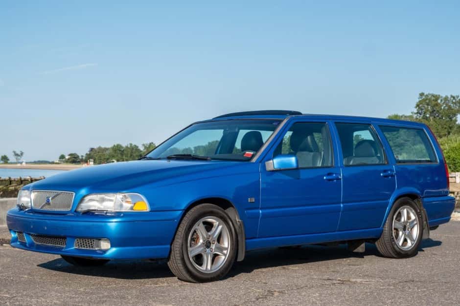 1999 Volvo V70R sold for $11,500