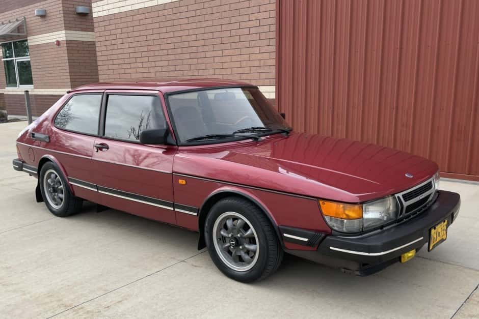 1986 Saab 900 sold for $9,300