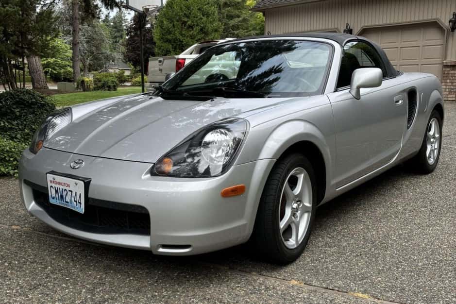 2001 Toyota W30 MR2 sold for $16,750