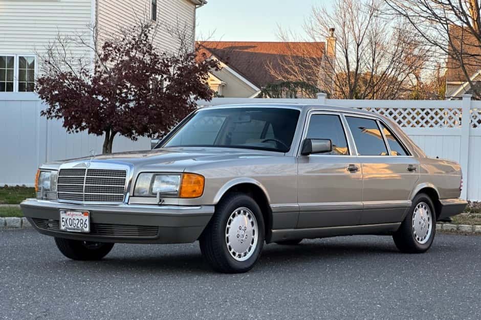 1990 Mercedes-Benz W126 S-Class sold for $25,252