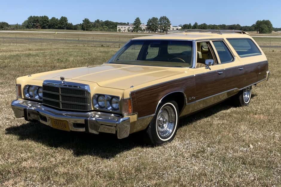 1977 Chrysler Town & Country sold for $9,900