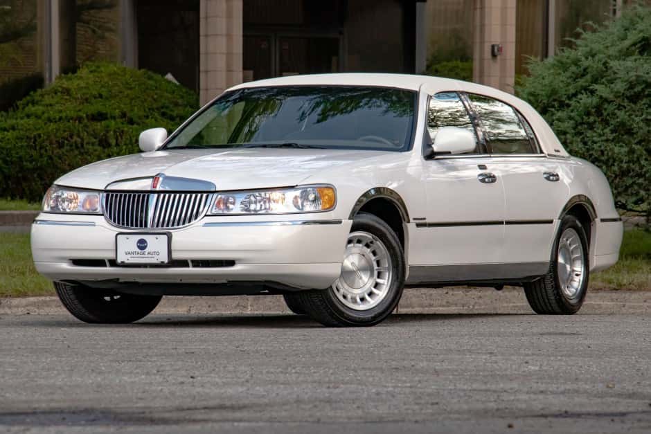 2000 Lincoln Town Car sold for $9,499