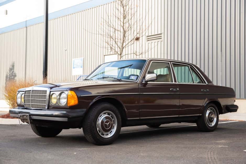 1981 Mercedes-Benz W123 sold for $9,100