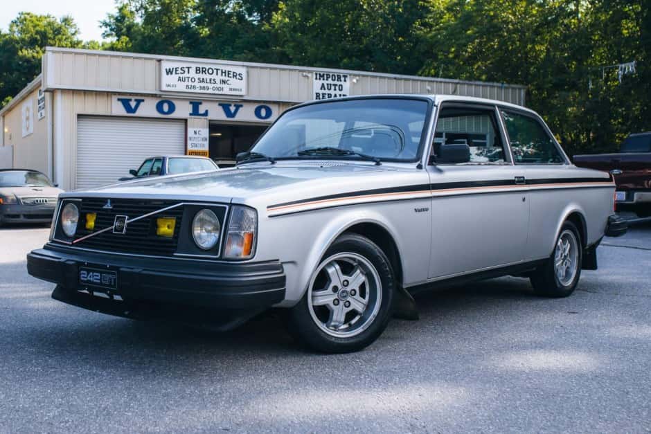 1980 Volvo 240 sold for $13,001